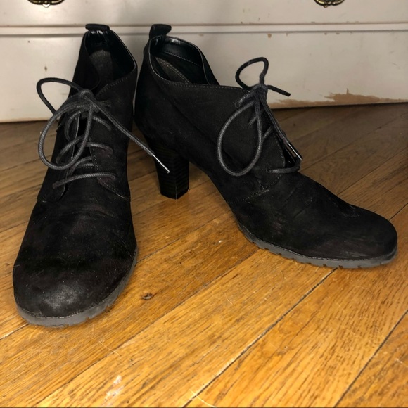 Aerosoles sz 8 black suede booties with a heel and laces. - Picture 2 of 4